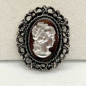 Vintage Black And‎ White Art Glass Cameo Silver Tone Brooch Pin